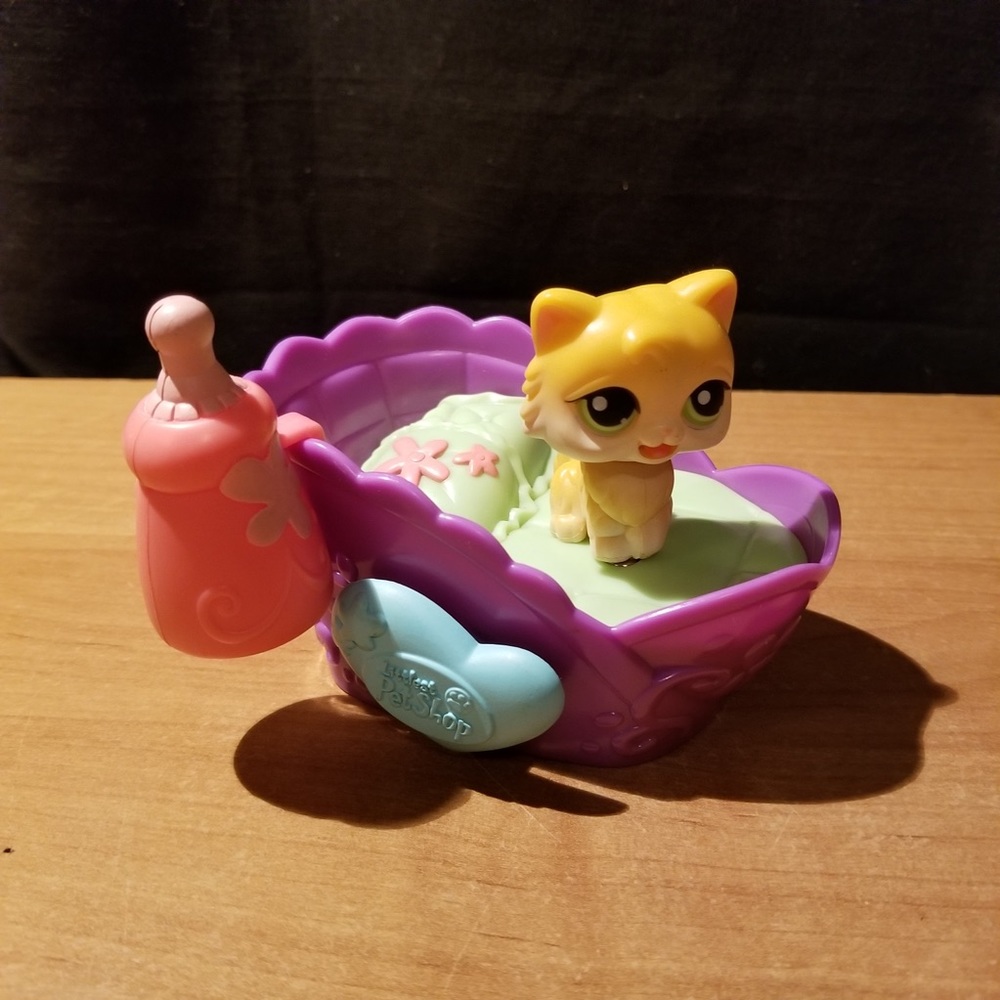 Littlest Pet Shop Cat,bed and magnetic bottle